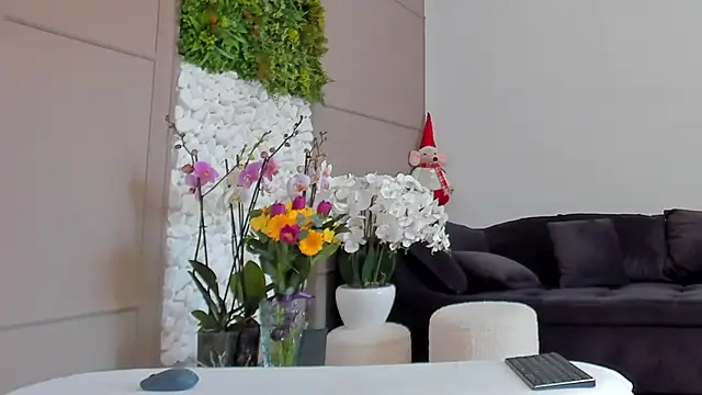 Deliciouslips online show from March 7, 9:18 am