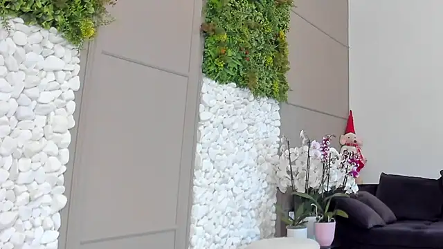 Deliciouslips online show from March 19, 9:38 am