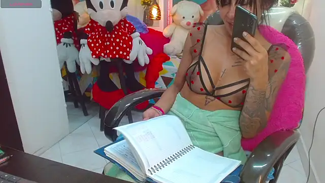 Snapshot of lorenapinto chatting on March 12, 12:10 am lorenapinto online show from March 12, 12:10 am