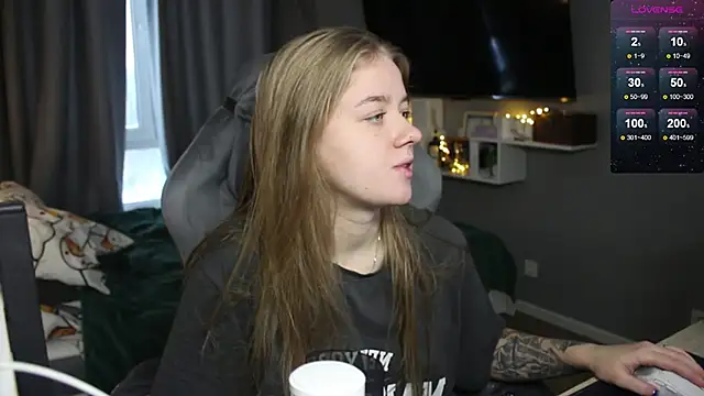 Snapshot of candy_maggie chatting on December 19, 9:51 am candy maggie online show from December 19, 9:51 am