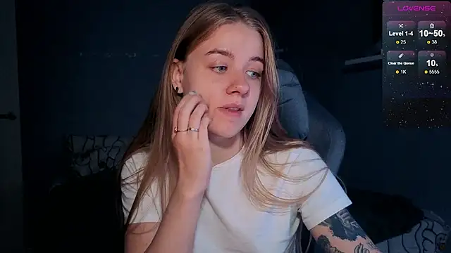 Snapshot of candy_maggie chatting on October 28, 6:21 pm candy maggie online show from October 28, 6:21 pm