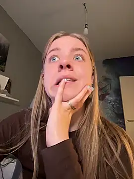 Snapshot of candy_maggie chatting on November 19, 7:58 pm candy maggie online show from November 19, 7:58 pm