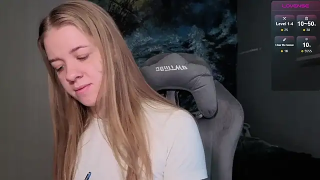 Snapshot of candy_maggie chatting on December 14, 9:25 am candy maggie online show from December 14, 9:25 am