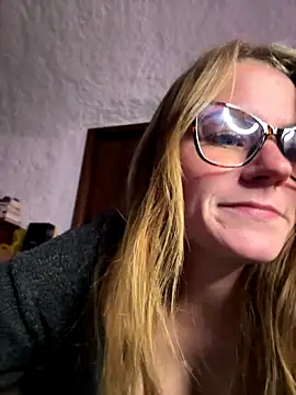 Snapshot of selenaluvv chatting on December 14, 4:23 pm selenaluvv online show from December 14, 4:23 pm