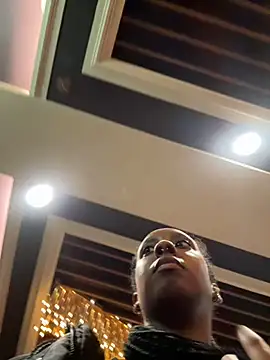 Your Paris online show from March 4, 3:11 am