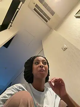 Your Paris online show from February 28, 9:05 pm