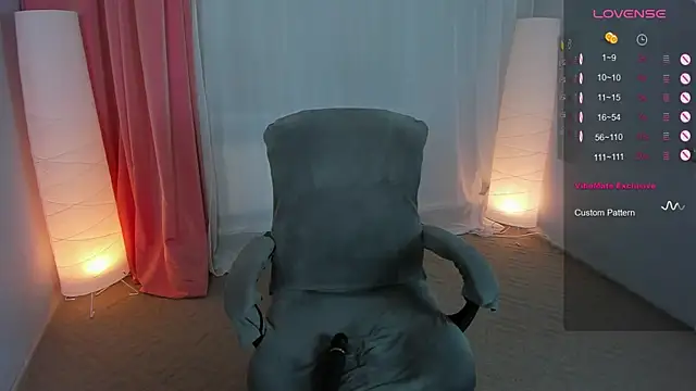 Snapshot of Roxy_____ chatting on February 21, 2:50 am Roxy online show from February 21, 2:50 am