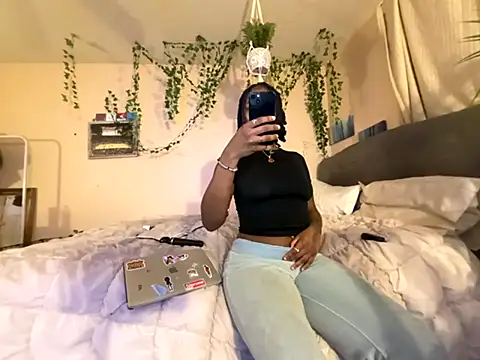 Snapshot of magicalc00ch chatting on November 5, 12:43 am magicalc00ch online show from November 5, 12:43 am