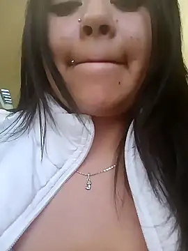 Snapshot of Cristal__04 chatting on December 17, 10:43 pm Cristal 04 online show from December 17, 10:43 pm