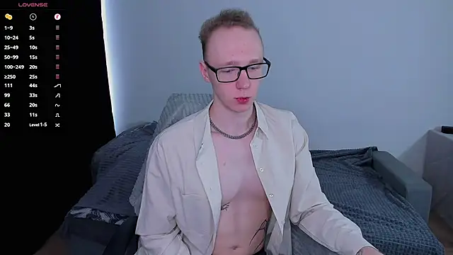 Snapshot of Alex_silents chatting on May 6, 8:41 am Alex silents online show from May 6, 8:41 am