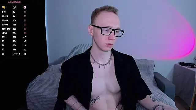 Snapshot of Alex_silents chatting on June 9, 3:23 pm Alex silents online show from June 9, 3:23 pm