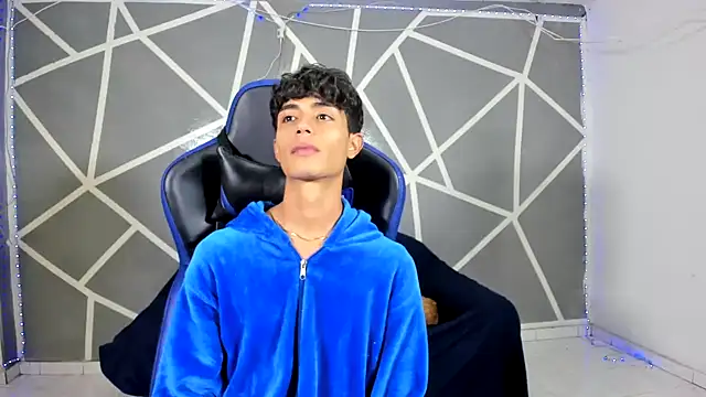 oliverhot2005 online show from December 17, 6:09 pm