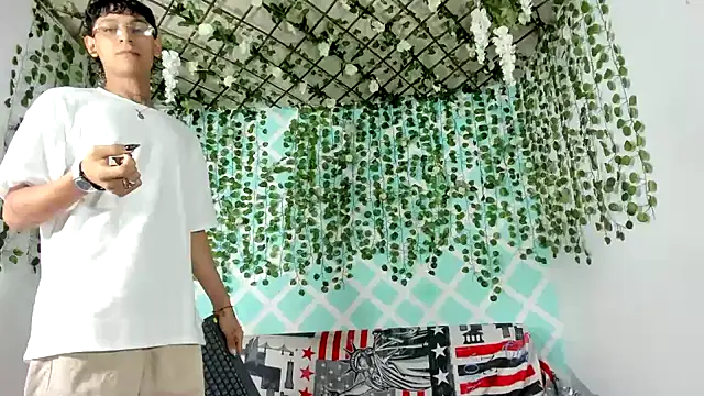 oliverhot2005 online show from March 17, 7:37 pm