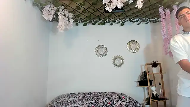 oliverhot2005 online show from September 22, 9:39 pm