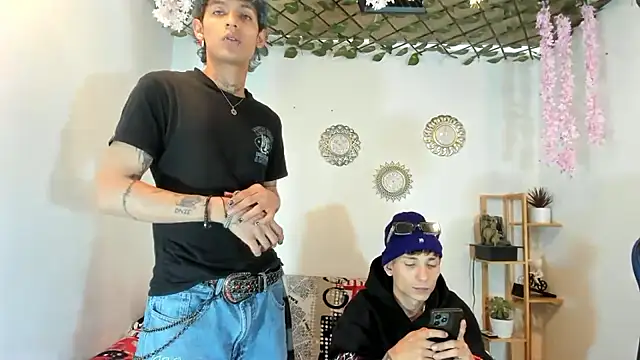 oliverhot2005 online show from October 3, 7:44 pm