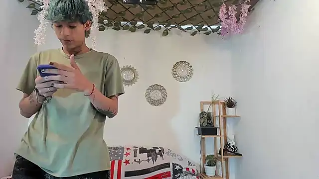 oliverhot2005 online show from November 3, 2:40 pm