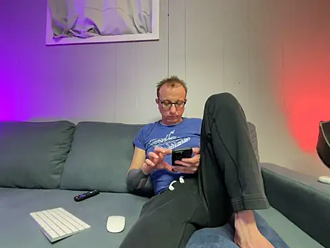 Snapshot of mouser21212 chatting on January 28, 11:39 pm mouser21212 online show from January 28, 11:39 pm