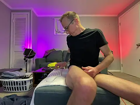 Snapshot of mouser21212 chatting on February 6, 12:11 am mouser21212 online show from February 6, 12:11 am