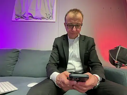 Snapshot of mouser21212 chatting on February 15, 7:38 am mouser21212 online show from February 15, 7:38 am