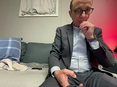 Snapshot of mouser21212 chatting on February 18, 7:10 am mouser21212 online show from February 18, 7:10 am