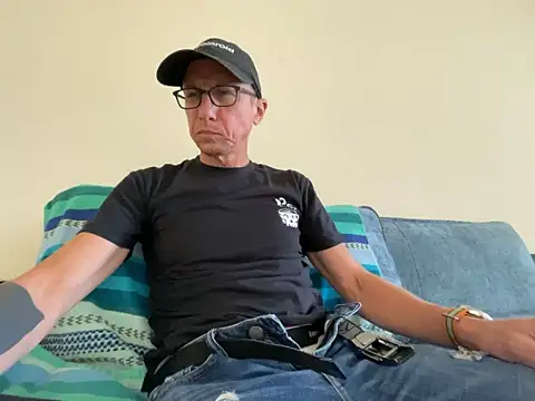 Snapshot of mouser21212 chatting on October 19, 6:30 pm mouser21212 online show from October 19, 6:30 pm