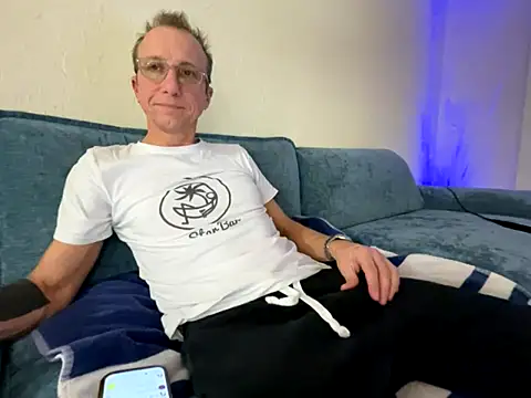 Snapshot of mouser21212 chatting on December 3, 11:25 pm mouser21212 online show from December 3, 11:25 pm