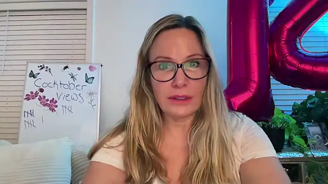 Snapshot of Milf_Goddess chatting on October 14, 4:46 am Milf Goddess online show from October 14, 4:46 am