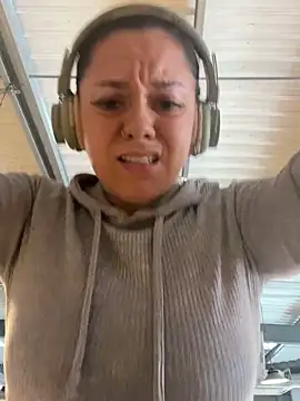 Snapshot of Luccreccia_ chatting on November 2, 10:17 am Luccreccia online show from November 2, 10:17 am