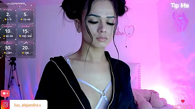 alee lenoxx online show from January 27, 11:00 am