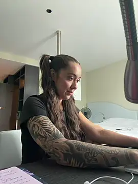 emiliasommer online show from June 17, 12:29 pm