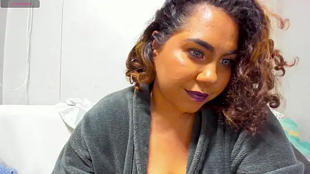 Snapshot of isobeladams20 chatting on December 13, 10:45 pm isobeladams20 online show from December 13, 10:45 pm