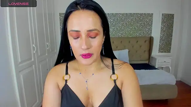 KimWessel  online show from February 5, 5:17 pm