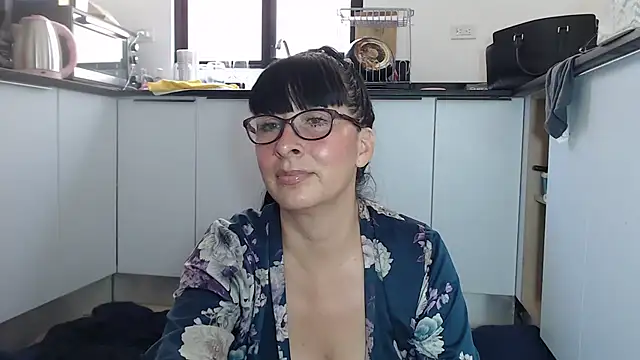 Snapshot of HellenLatin chatting on May 10, 5:07 pm HellenLatin online show from May 10, 5:07 pm