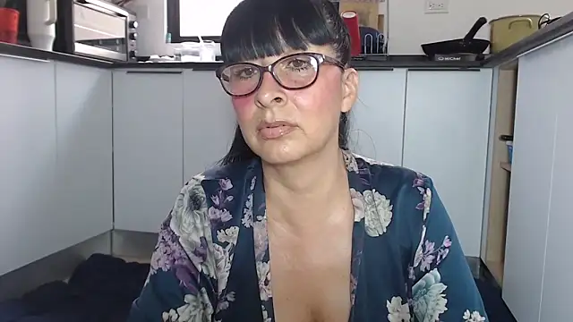 Snapshot of HellenLatin chatting on May 18, 8:25 pm HellenLatin online show from May 18, 8:25 pm