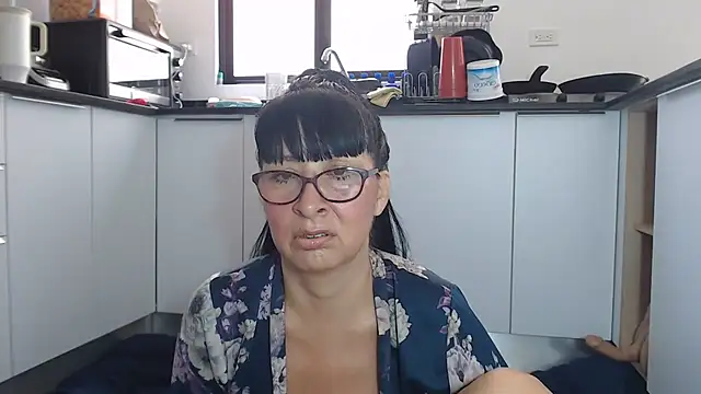 Snapshot of HellenLatin chatting on June 4, 5:08 pm HellenLatin online show from June 4, 5:08 pm