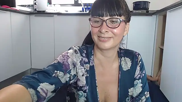 Snapshot of HellenLatin chatting on June 5, 3:29 pm HellenLatin online show from June 5, 3:29 pm