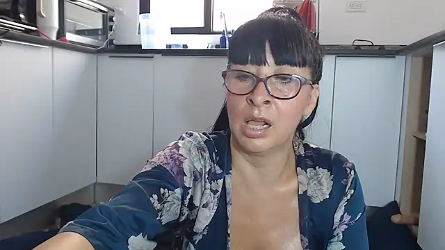 Snapshot of HellenLatin chatting on June 7, 4:00 pm HellenLatin online show from June 7, 4:00 pm
