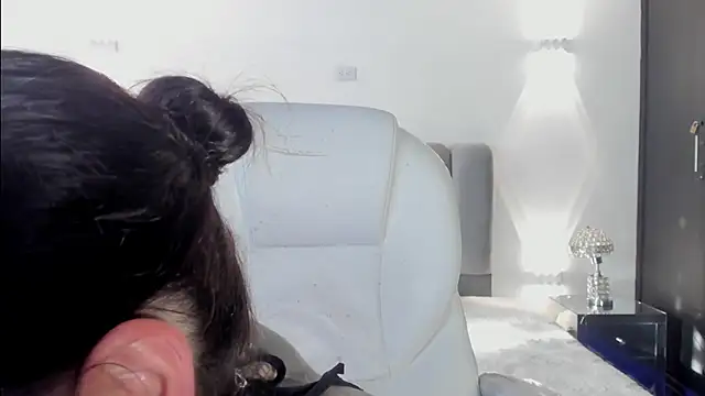 AnnyThompson  online show from February 12, 10:05 pm