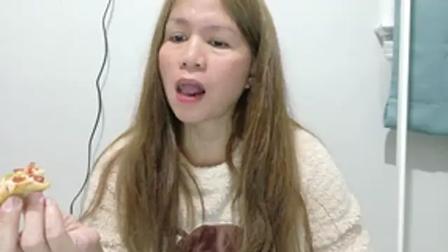 Snapshot of XLennaMX chatting on February 24, 2:09 am XLennaMX online show from February 24, 2:09 am