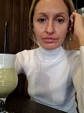 Snapshot of Miss____Mia_ chatting on October 16, 12:17 pm Miss Mia online show from October 16, 12:17 pm