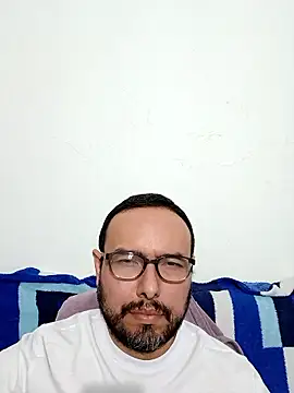 Snapshot of ElSunEagle chatting on January 14, 1:00 am ElSunEagle online show from January 14, 1:00 am