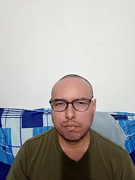 Snapshot of ElSunEagle chatting on February 4, 1:33 am ElSunEagle online show from February 4, 1:33 am