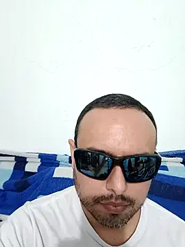 Snapshot of ElSunEagle chatting on March 21, 2:16 am ElSunEagle online show from March 21, 2:16 am