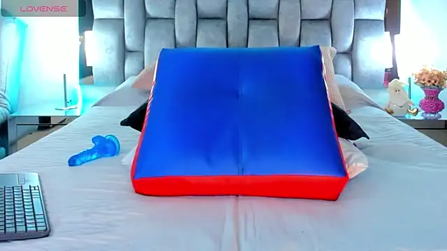 Snapshot of Abbye_blue01 chatting on December 4, 1:47 am Abbye blue01 online show from December 4, 1:47 am