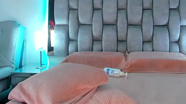 Snapshot of Abbye_blue01 chatting on December 18, 1:37 am Abbye blue01 online show from December 18, 1:37 am