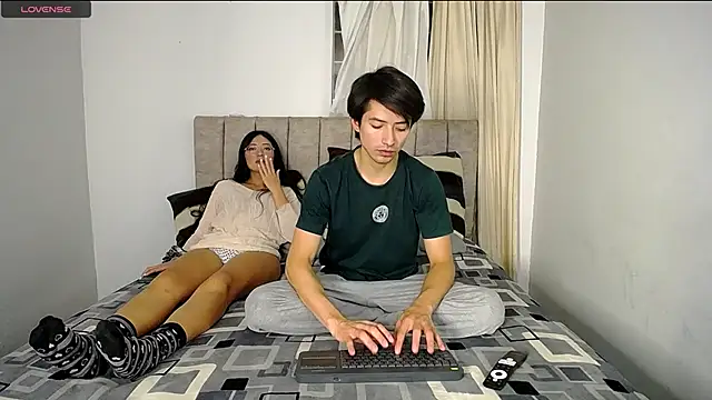 Pinkandyellowpokemon online show from December 12, 4:04 am