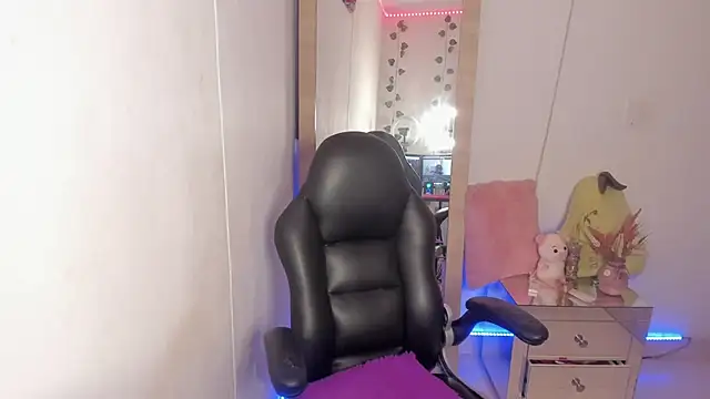 Snapshot of hellensexy chatting on December 29, 3:57 pm hellensexy online show from December 29, 3:57 pm