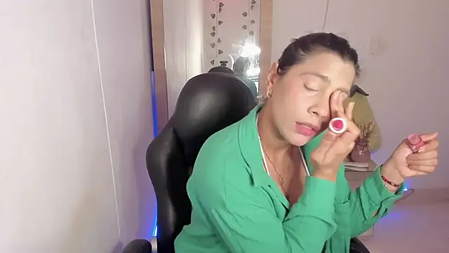 Snapshot of hellensexy chatting on January 25, 8:42 pm hellensexy online show from January 25, 8:42 pm