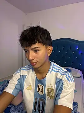 Leonarrrd 01 online show from October 11, 10:30 pm