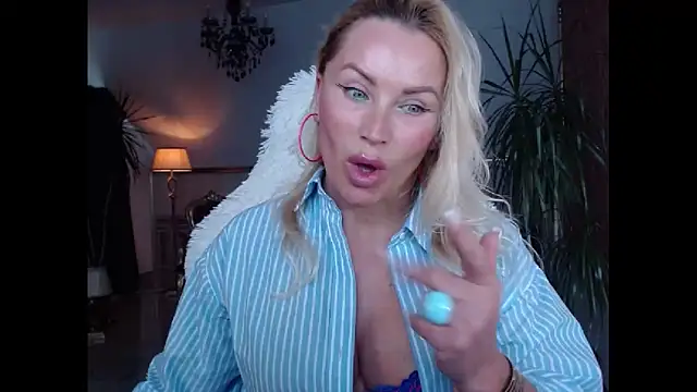 Snapshot of eyesangel22 chatting on December 8, 9:57 am eyesangel22 online show from December 8, 9:57 am